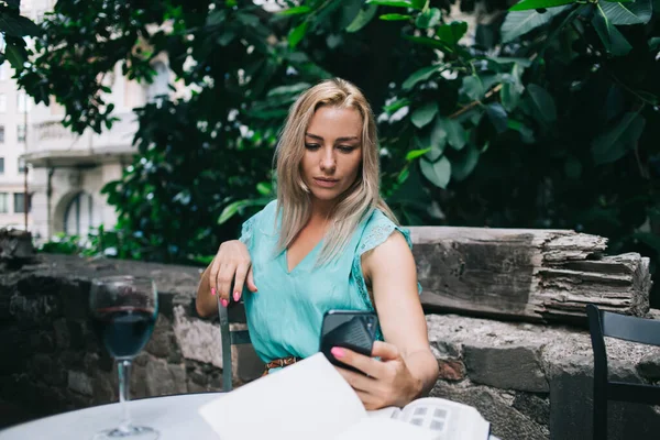 Chica Caucásica Chequeo Recibido Mensaje Correo Electrónico Con Información Periodística —  Fotos de Stock