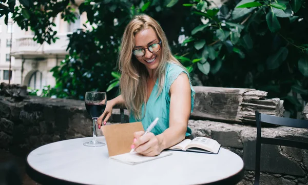 Poeta Alegre Gafas Ópticas Para Corrección Visión Creando Texto Contenido —  Fotos de Stock