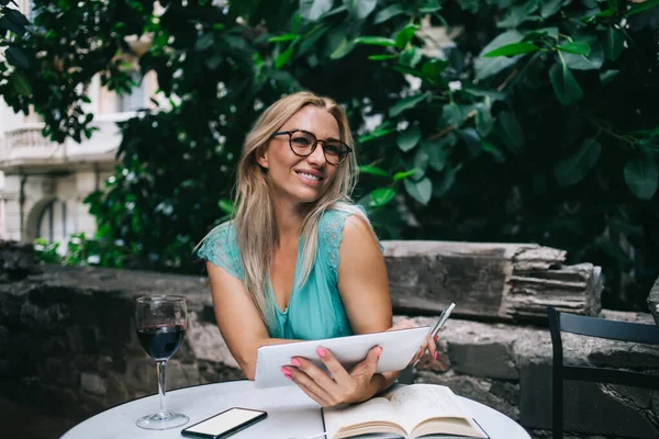 Modayı Takip Eden Gözlüklü Mutlu Beyaz Blogcu Hafta Sonu Şarap — Stok fotoğraf