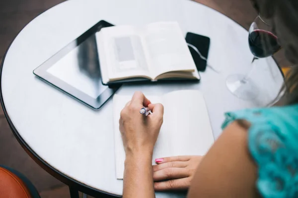 Imagen Recortada Estudiante Escribiendo Notas Libro Texto Durante Aprendizaje Información —  Fotos de Stock