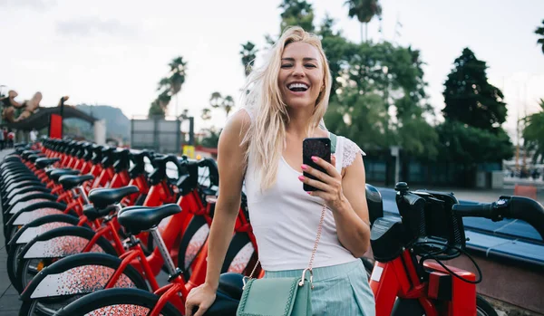 Retrato Media Longitud Alegre Turista Sonriendo Cámara Mientras Espera Confirmación — Foto de Stock