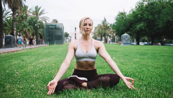 Young Slim Female Athlete Casual Sportswear Performing Yoga Meditation Pose — Stock Photo, Image