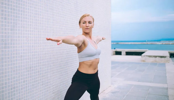 Spor Eğitimi Sırasında Esneme Egzersizi Yapan Kafkasyalı Fitness Kızı Sağlık — Stok fotoğraf