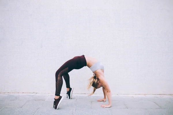 Slanke Jonge Vrouw Doet Yoga Oefening Backbend Lege Asfalt Weg — Stockfoto
