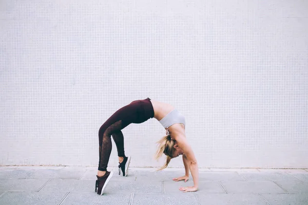 Mulher Jovem Magro Fazendo Exercício Ioga Backbend Estrada Asfalto Vazio — Fotografia de Stock