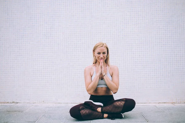 Fröhlich Gekleidete Junge Sportlerinnen Sitzen Mit Überkreuzten Beinen Lotus Pose — Stockfoto