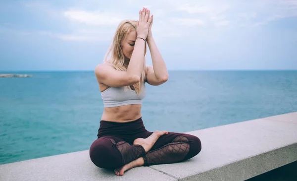 Mujer Caucásica Calma Las Mentes Cerebrales Con Pose Loto Yoga — Foto de Stock
