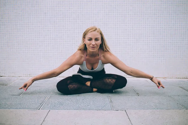 Ritratto Donna Caucasica Che Esercizi Stretching Durante Allenamento Energetico Mattutino — Foto Stock