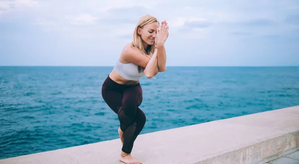 Concepto Ejercicio Estilo Vida Saludable Las Prácticas Mujer Caucásica Descalza — Foto de Stock