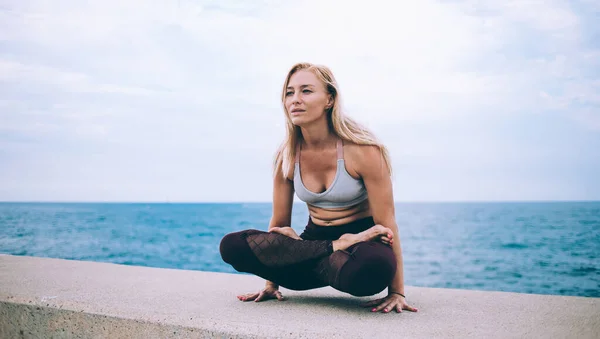 Deneyimli Beyaz Kadın Sabah Yoga Yaparken Kıyı Şeridi Yakınında Spor — Stok fotoğraf