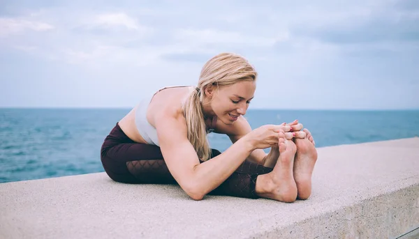 Okyanus Kıyısı Yakınlarında Sabah Yoga Derslerinin Keyfini Çıkaran Kaslı Kafkas — Stok fotoğraf