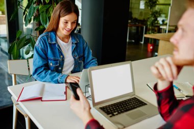 Uzaktan kumandalı bilgisayar cihazları üzerinde çalışan erkek ve kadın bilişim uzmanları internet reklamcılığı için kopyalama alanı olan yazılım geliştiriyorlar. Banka uygulamasını arayan yetenekli serbest çalışanlar