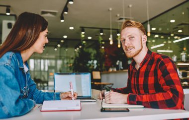 Yetenekli Kafkas öğrencileri birlikte eğleniyor ve birlikte çalışma alanındaki sınav hazırlıkları sırasında araştırma eğitimi için bilgi topluyorlar, yaratıcı 20 'li yaşlarda birlikte uzaktan çalışma yapıyorlar.