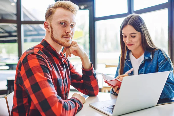 Portrett Mannlig Bruker Tid Samarbeide Med Kvinnelig Universitetskollega Ved Hjelp – stockfoto