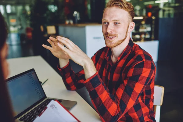 Cara Cabelo Vermelho Feliz Explicando Informações Durante Reunião Amigável Brainstorming — Fotografia de Stock