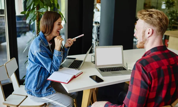 Cheerful Caucasian Male Female Students Enjoying Collaborative Meeting Discussing Project — Stock Photo, Image