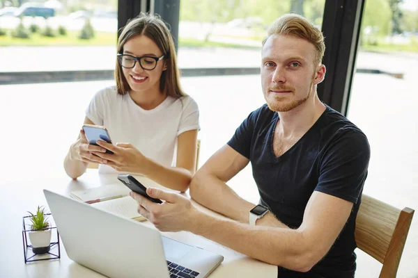 Portrett Frilanser Med Mobilt Utstyr Der Hun Ser Kamera Mens – stockfoto