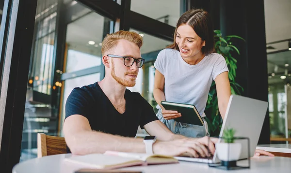 Softwareentwickler Mit Roten Haaren Checkt Update Nachrichten Auf Modernem Laptop — Stockfoto