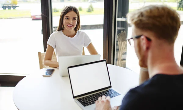 Portret Van Een Vrolijke Blanke Vrouwelijke Programmeur Die Glimlacht Naar — Stockfoto