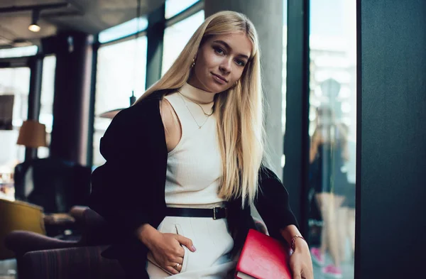 Joven Estudiante Rubia Con Bloc Notas Rojo Ropa Casual Pie — Foto de Stock