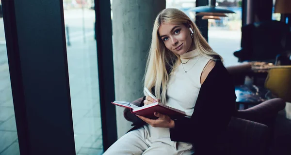 Mladistvá Studentka Neformálním Oblečení Pracuje Zadání Notebookem Poslouchá Hudbu Přes — Stock fotografie