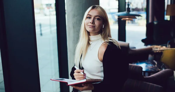 Mujer Satisfecha Con Cabello Rubio Ropa Casual Escribiendo Notas Disfrutando —  Fotos de Stock