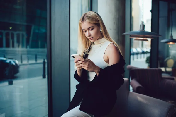 Ärligt Blond Kvinna Chatta Med Vän Smartphone Och Njuta Musik — Stockfoto