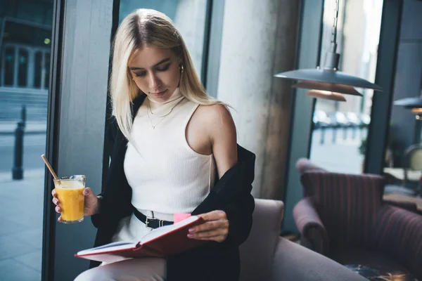 Zaměřená Žena Podnikatel Nosit Oblek Jednom Rameni Zkoumání Poznámek Denním — Stock fotografie