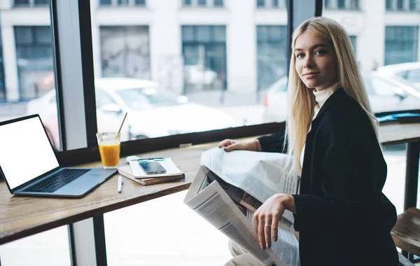 Boční Pohled Pozitivní Ženy Stylovém Oblečení Novinami Rukou Sedí Stolu — Stock fotografie