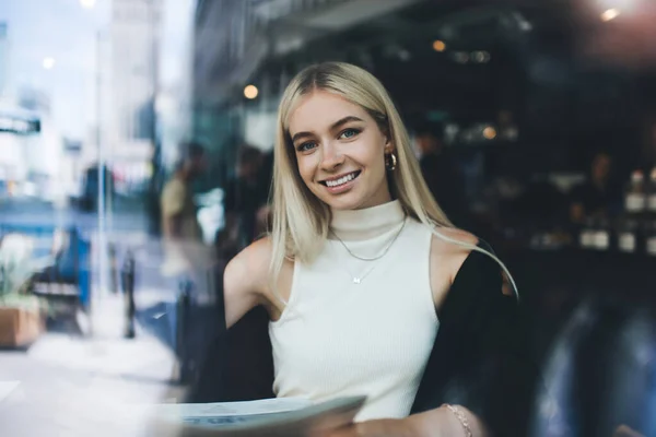 Através Visão Vidro Uma Jovem Mulher Positiva Sorrindo Olhando Para — Fotografia de Stock