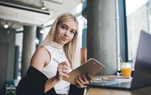 Contenu Femme Blonde Dans Des Vêtements Mode Écriture Sur Presse — Photo