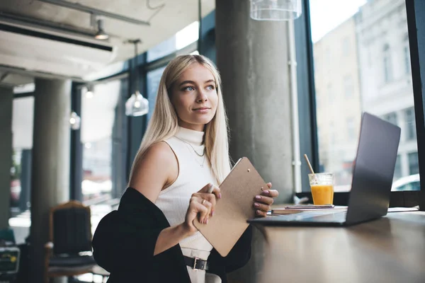 Jeune Femme Affaires Avec Des Cheveux Blonds Tenant Presse Papiers — Photo