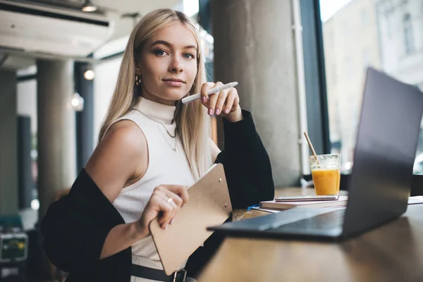 Světlý Ženský Šéf Blond Vlasy Podložkou Ruce Při Pohledu Kameru — Stock fotografie