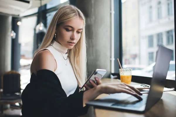 Poważnie Dobrze Ubrana Kobieta Blond Włosami Pomocą Telefonu Komórkowego Podczas — Zdjęcie stockowe