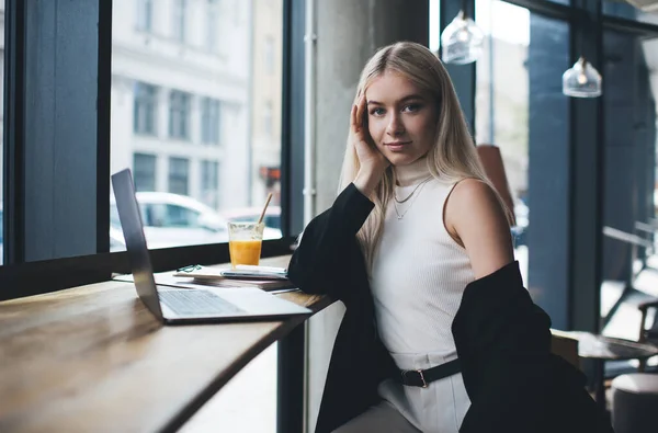Young Elegantly Dressed Female Blond Hair Looking Camera While Working — Stock Photo, Image