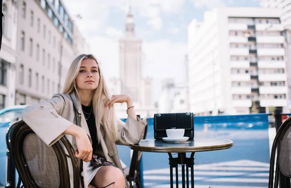 Jovem Fêmea Roupas Casuais Pequeno Saco Olhando Para Câmera Enquanto — Fotografia de Stock