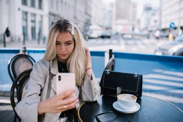 Young Woman Stylish Clothes Using Smartphone Take Selfie While Spending — Stock Photo, Image