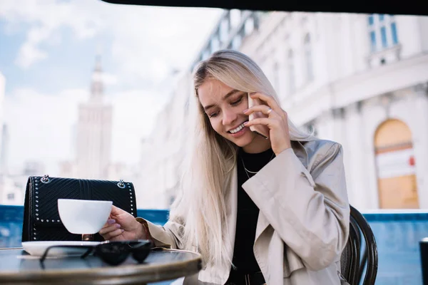 Ung Rättvis Hår Kvinna Formella Kläder Med Hjälp Smartphone För — Stockfoto