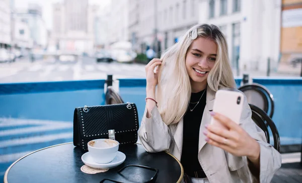 Sonriente Joven Rubia Con Ropa Moda Usando Smartphone Para Tomar —  Fotos de Stock