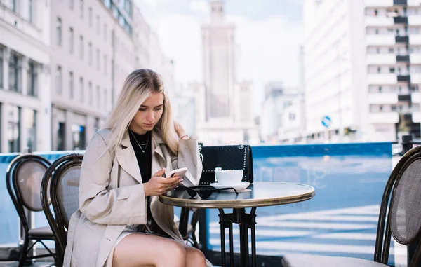 Concentrado Jovem Mulher Justa Uso Casual Usando Smartphone Enquanto Tendo — Fotografia de Stock