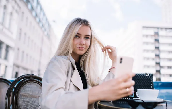 Låg Vinkel Ung Rättvis Kvinna Trendiga Kläder Tar Selfie Smartphone — Stockfoto