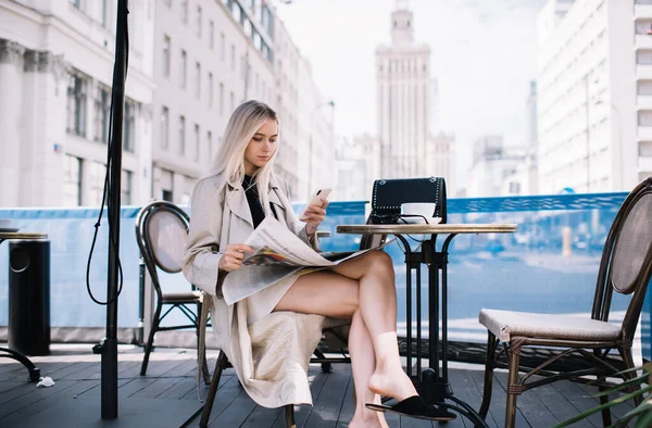 Trendy Woman Using Smartphone Confident Pose While Spending Time Newspaper — Stock Photo, Image