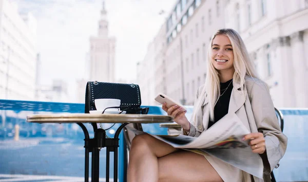 Sorrindo Jovem Fêmea Roupa Elegante Ler Jornal Smartphone Navegando Enquanto — Fotografia de Stock