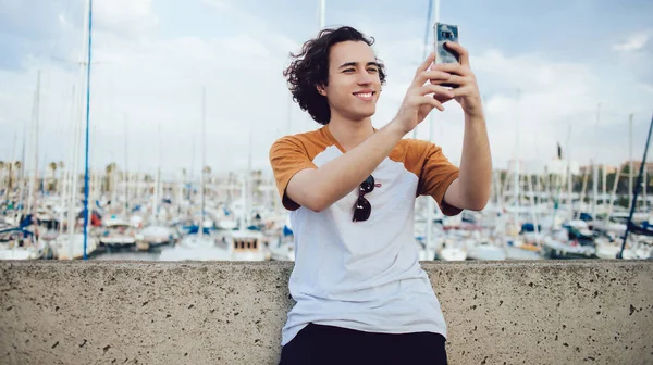 Yüzünde sevimli bir gülümsemeyle neşeli bir ağ etkileyicisi. Yaz tatilleri hakkında video çekiyor. Bloglarda yaşam tarzının tadını çıkarıyor.