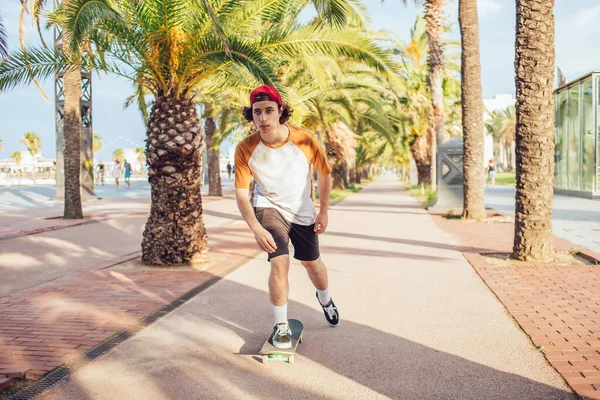 Blanke Tiener Genieten Van Skate Hobby Tijdens Zonnige Zomerdag Spanje — Stockfoto