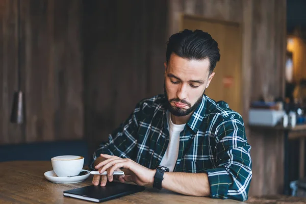 Baard Man Geruite Shirt Kijken Polshorloge Met Verdriet Tijdens Het — Stockfoto