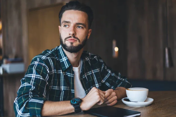 Varón Joven Barbudo Reflexivo Camisa Cuadros Mirando Hacia Otro Lado —  Fotos de Stock