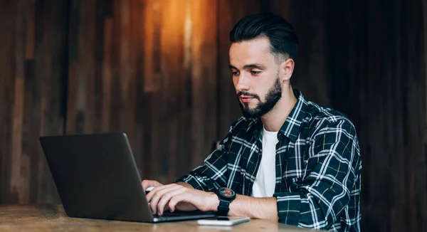 Pensive Bebaarde Mannelijke Freelancer Dragen Geruite Shirt Typen Laptop Terwijl — Stockfoto