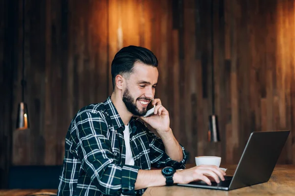 Vista Lateral Hombre Barbudo Feliz Freelancer Camisa Cuadros Hablando Por — Foto de Stock