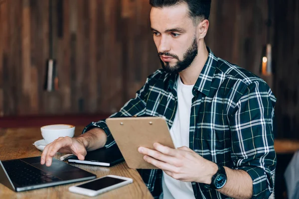 Gericht Man Met Baard Geruite Shirt Met Behulp Van Touchpad — Stockfoto